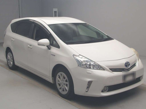 2013 Toyota Prius alpha ZVW41W[2]