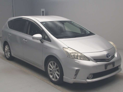 2013 Toyota Prius alpha ZVW40W[2]