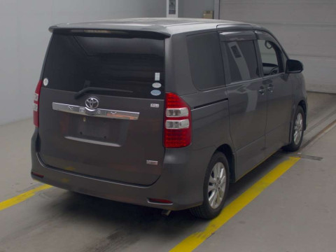 2010 Toyota Noah ZRR70W[1]