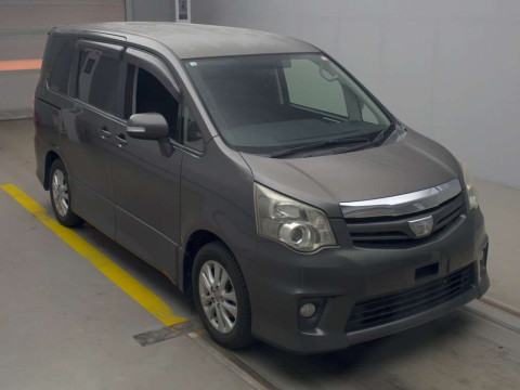 2010 Toyota Noah ZRR70W[2]