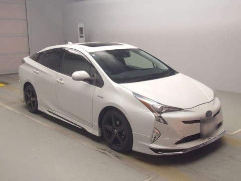 2017 Toyota Prius ZVW50[2]