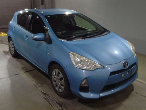 2013 Toyota Aqua NHP10[2]