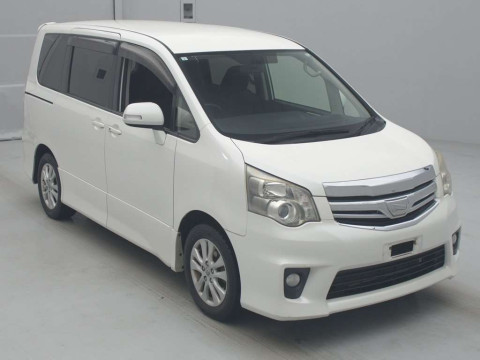 2011 Toyota Noah ZRR70W[2]