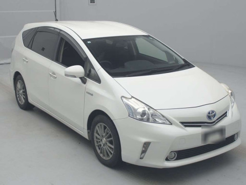 2014 Toyota Prius alpha ZVW41W[2]