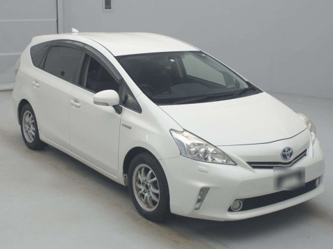 2014 Toyota Prius alpha ZVW41W[2]