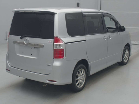 2007 Toyota Noah ZRR75W[1]