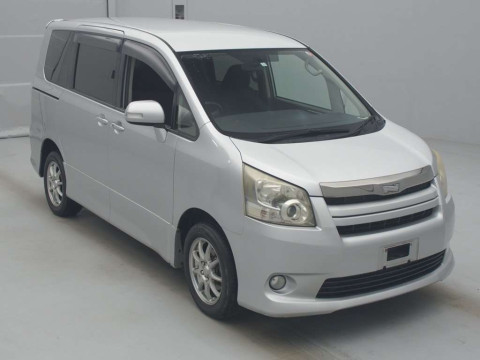 2007 Toyota Noah ZRR75W[2]