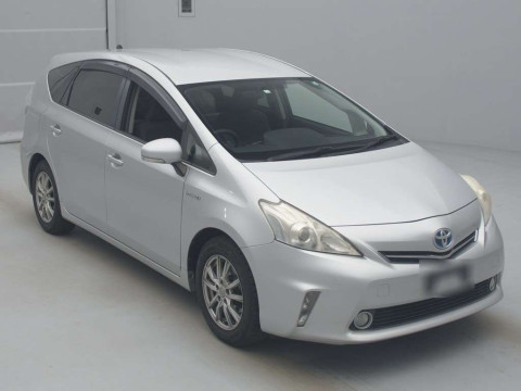 2011 Toyota Prius alpha ZVW41W[2]