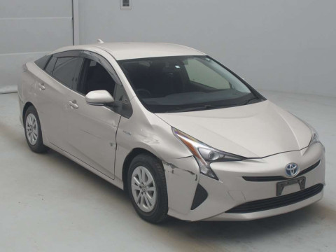 2016 Toyota Prius ZVW50[2]