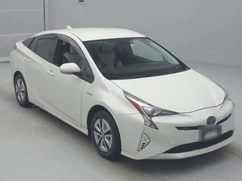 2016 Toyota Prius ZVW55[2]