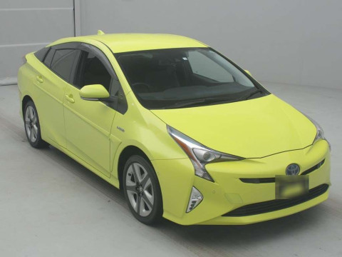 2016 Toyota Prius ZVW55[2]