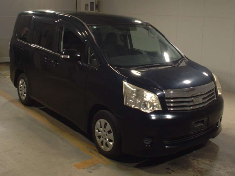 2010 Toyota Noah ZRR70G[2]