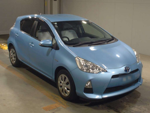 2014 Toyota Aqua NHP10[2]