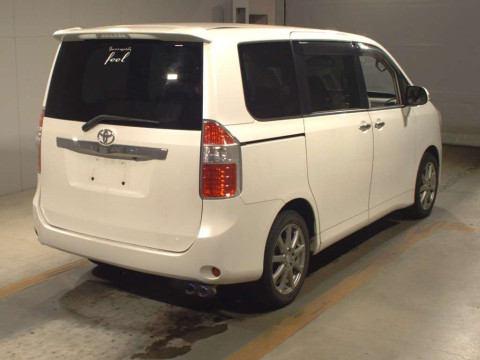 2009 Toyota Noah ZRR70G[1]