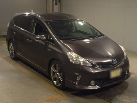 2014 Toyota Prius alpha ZVW41W[2]