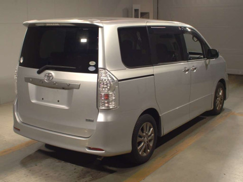 2011 Toyota Voxy ZRR70W[1]