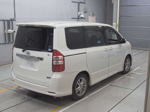 2011 Toyota Noah ZRR70W[1]