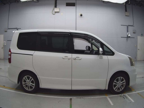 2011 Toyota Noah ZRR70W[2]