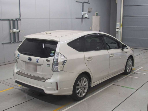 2013 Toyota Prius alpha ZVW41W[1]