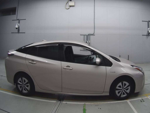 2016 Toyota Prius ZVW51[2]