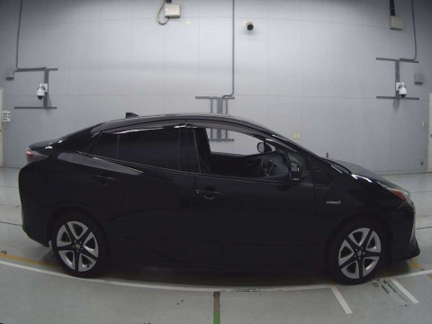 2016 Toyota Prius ZVW55[2]