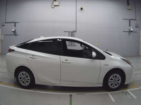 2018 Toyota Prius ZVW50[2]