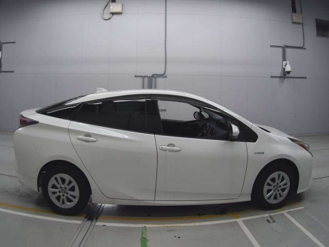 2016 Toyota Prius ZVW50[2]