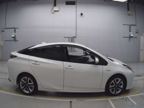 2016 Toyota Prius ZVW51[2]