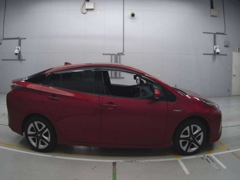 2016 Toyota Prius ZVW55[2]