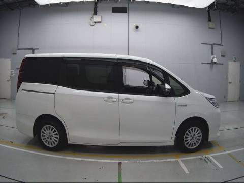 2016 Toyota Noah ZWR80G[2]