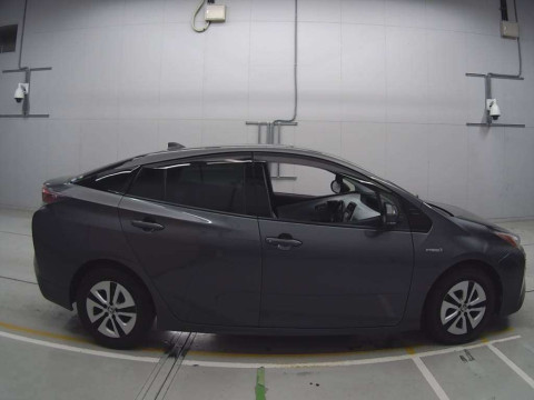 2016 Toyota Prius ZVW51[2]