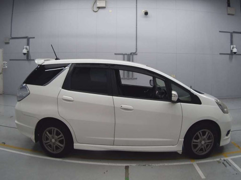 2011 Honda Fit Shuttle Hybrid GP2[2]