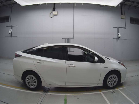 2016 Toyota Prius ZVW50[2]