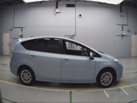 2012 Toyota Prius alpha ZVW40W[2]