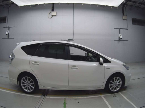 2012 Toyota Prius alpha ZVW41W[2]