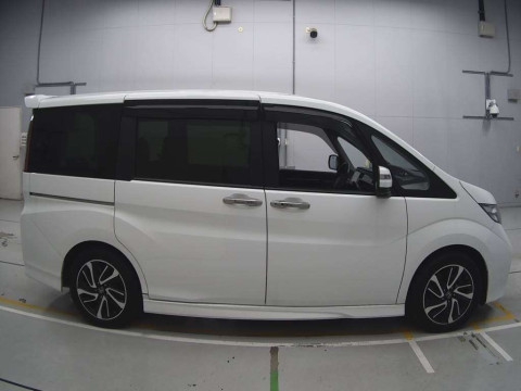 2015 Honda Step WGN Spada RP3[2]