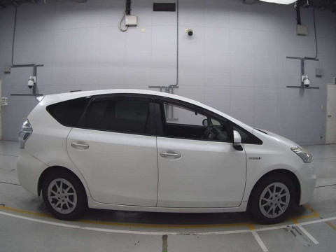 2014 Toyota Prius alpha ZVW41W[2]