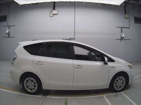 2012 Toyota Prius alpha ZVW41W[2]