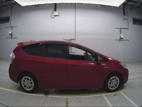 2012 Toyota Prius alpha ZVW41W[2]