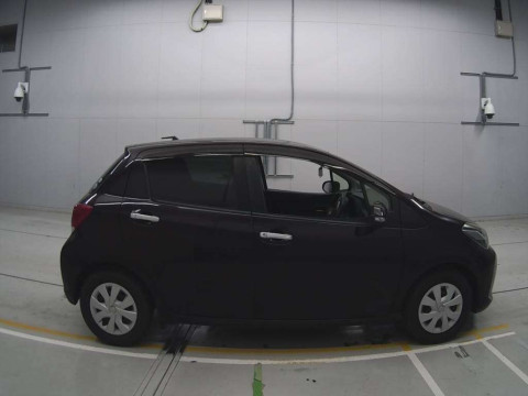 2016 Toyota Vitz NSP130[2]