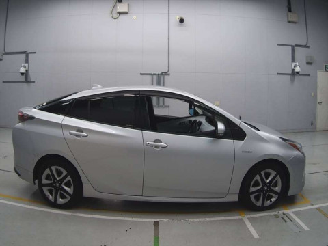 2016 Toyota Prius ZVW51[2]