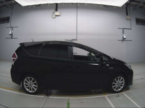 2015 Toyota Prius alpha ZVW40W[2]