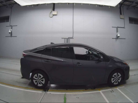 2016 Toyota Prius ZVW51[2]