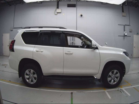 2021 Toyota Land Cruiser Prado TRJ150W[2]