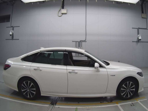 2019 Toyota Crown Hybrid AZSH20[2]