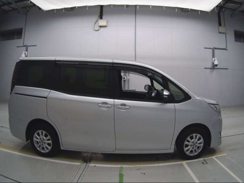 2022 Toyota Noah ZWR80G[2]