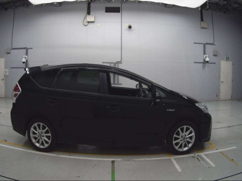 2015 Toyota Prius alpha ZVW41W[2]