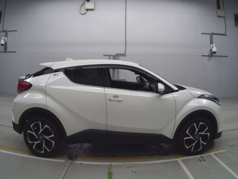 2017 Toyota C-HR NGX50[2]