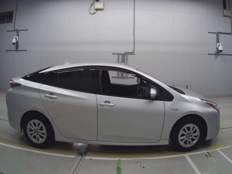 2016 Toyota Prius ZVW50[2]