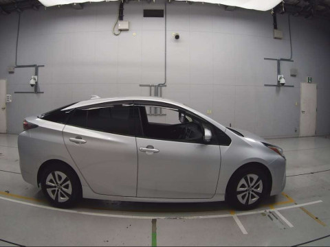 2016 Toyota Prius ZVW51[2]